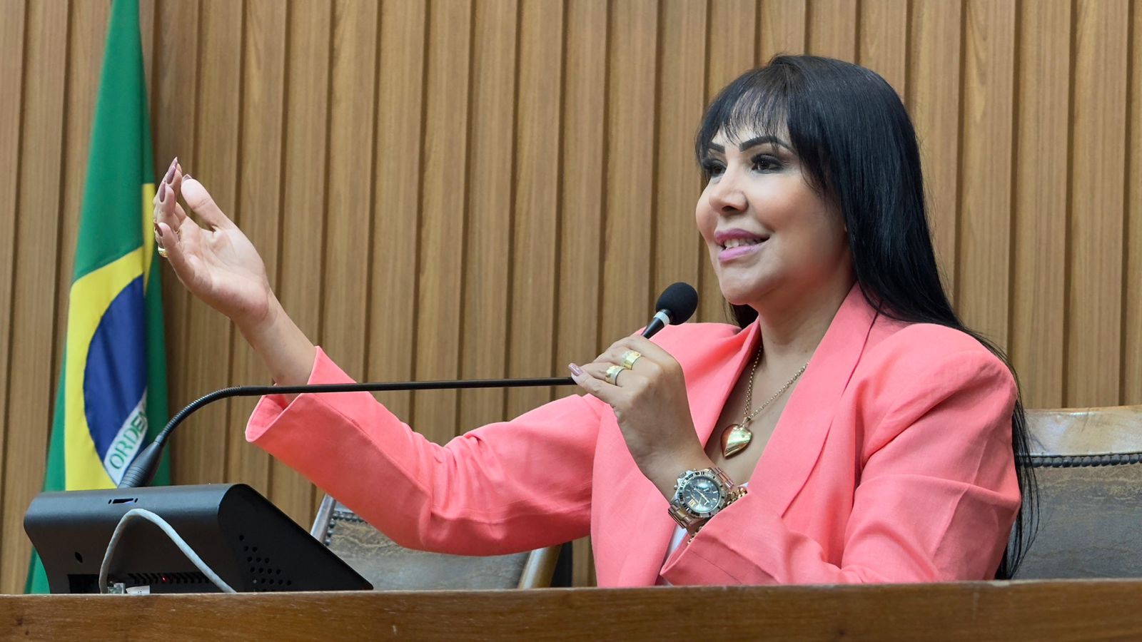 Deputada Janad Valcari solicita retorno de gratificação para profissionais do pronto-socorro, e pede cumprimento de folga de aniversário aos servidores