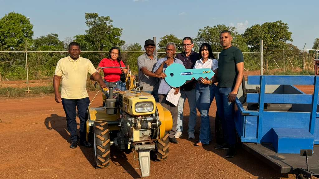 Janad Valcari entrega equipamentos agrícolas para associação em Lavandeira