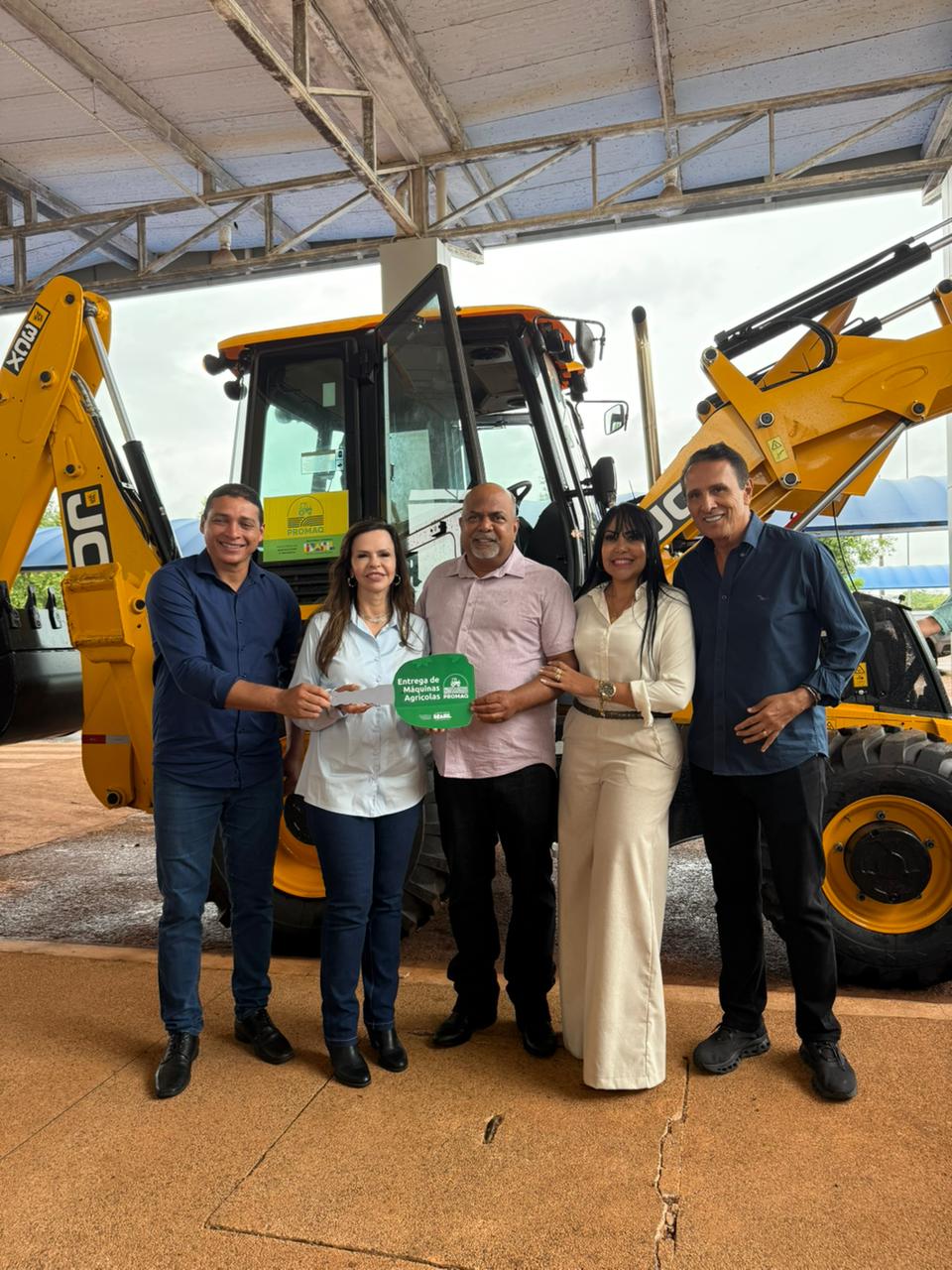 Formoso do Araguaia recebe uma retroescavadeira em parceria com Janad Valcari