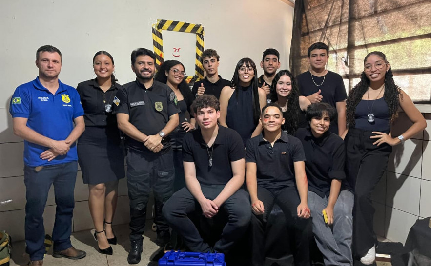 Peritos realizam simulação de cena de crime em feira de ciências de escola estadual de Palmas