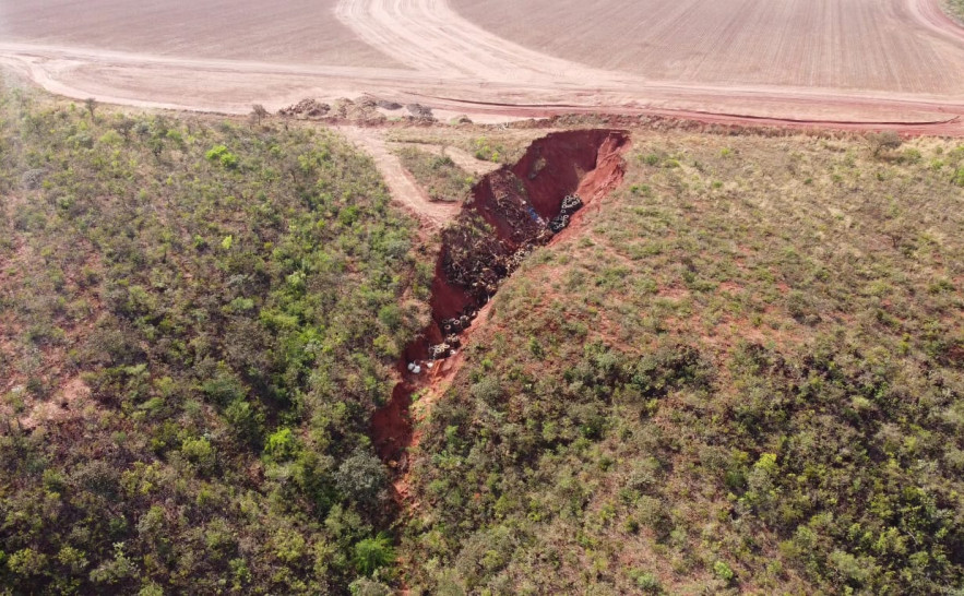 Polícia Civil conclui inquérito e Justiça aplica multa de R$ 100 mil por dia a responsáveis por crime ambiental nas Serras Gerais
