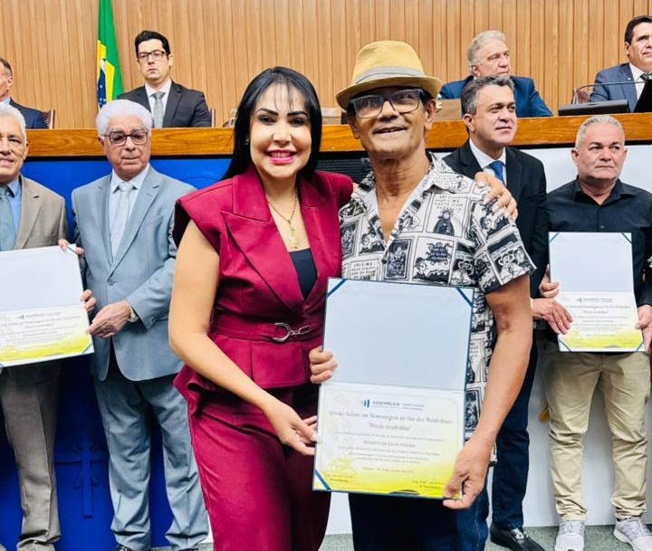 Em sessão solene da Aleto, Janad Valcari presta homenagem ao artista Renato Moura